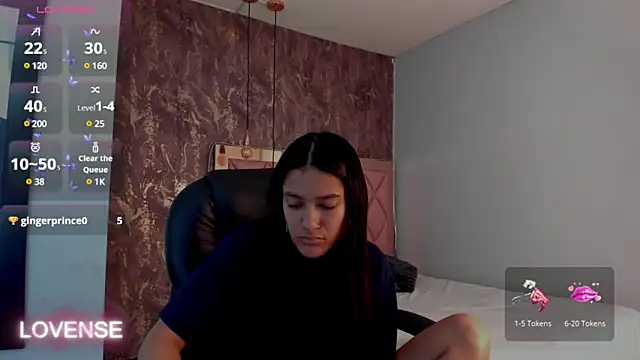 Snapshot of SKYLERWHIITEE chatting on 02.14.25 SKYLERWHIITEE online show from 02.14.25