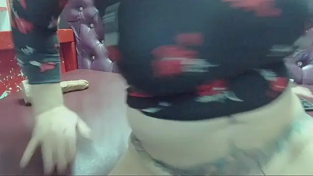 Snapshot of Lily4yourfun chatting on 01.28.25 Lily4yourfun online show from 01.28.25