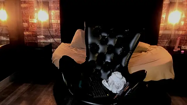 Snapshot of bella_gibson chatting on 02.08.25 bella gibson online show from 02.08.25