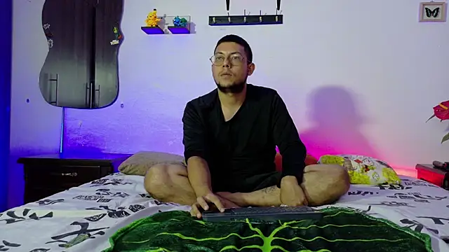 Snapshot of Nymphobuddies chatting on 11.26.25 Nymphobuddies online show from 11.26.25