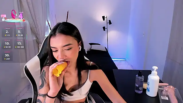 Snapshot of AnabelWolf chatting on 09.19.25 AnabelWolf online show from 09.19.25