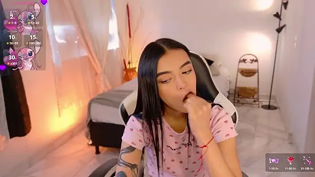 Snapshot of AnabelWolf chatting on 11.15.25 AnabelWolf online show from 11.15.25