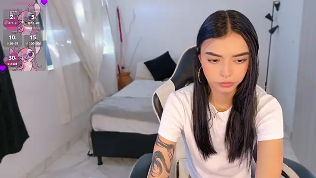 Snapshot of AnabelWolf chatting on 11.18.25 AnabelWolf online show from 11.18.25