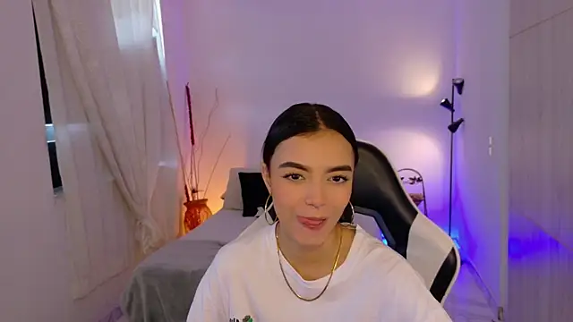 Snapshot of AnabelWolf chatting on 11.28.25 AnabelWolf online show from 11.28.25