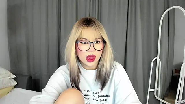 Snapshot of may_mia chatting on 02.18.25 may mia online show from 02.18.25