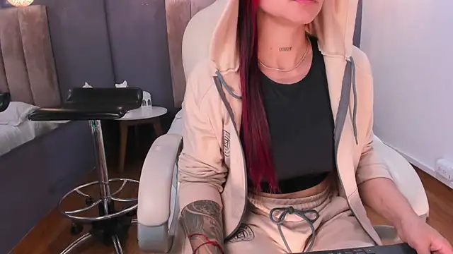 Snapshot of cami_rouxxx_ chatting on 03.06.25 cami rouxxx online show from 03.06.25