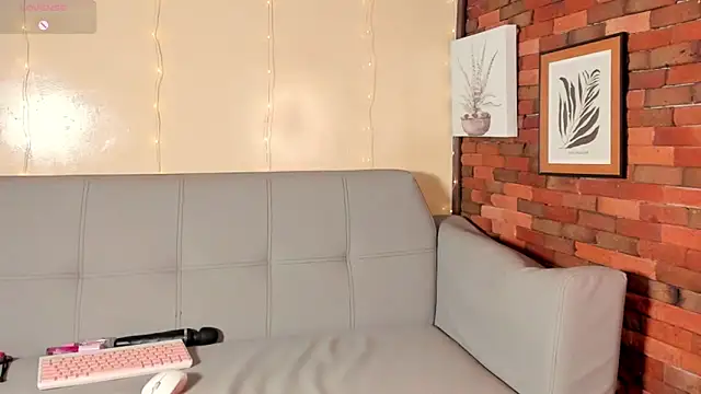 Snapshot of emmamillher chatting on 12.16.24 emmamillher online show from 12.16.24