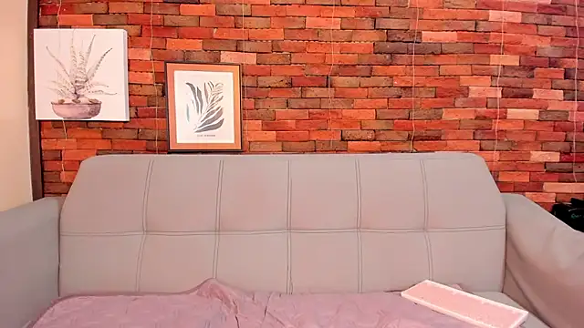 Snapshot of emmamillher chatting on 01.26.25 emmamillher online show from 01.26.25