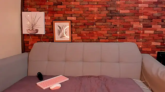 Snapshot of emmamillher chatting on 01.31.25 emmamillher online show from 01.31.25