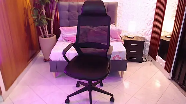 Snapshot of ashleylove_prg chatting on 01.28.25 ashleylove prg online show from 01.28.25