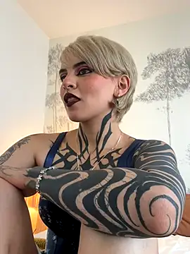 Snapshot of Trinity___s chatting on 10.12.25 Trinity s online show from 10.12.25