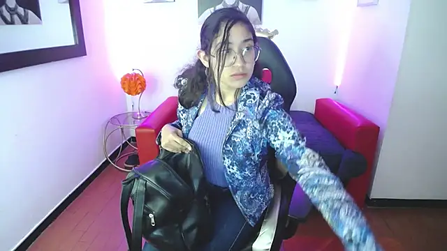 Lili Gomez  online show from 01.21.25