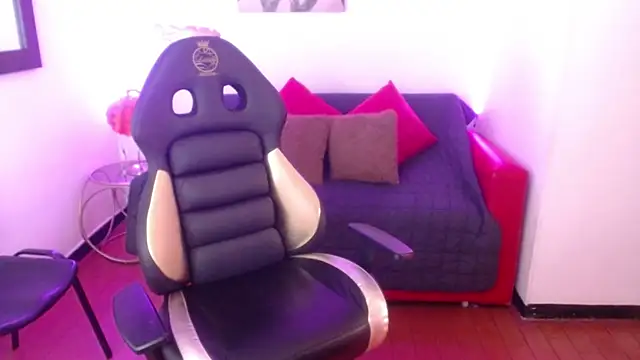 Lili Gomez  online show from 02.04.25