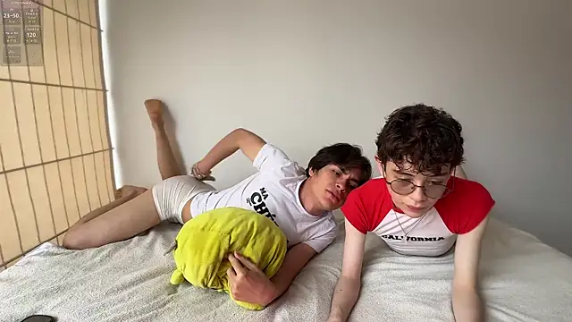 Snapshot of mapleg chatting on 10.12.25 mapleg online show from 10.12.25