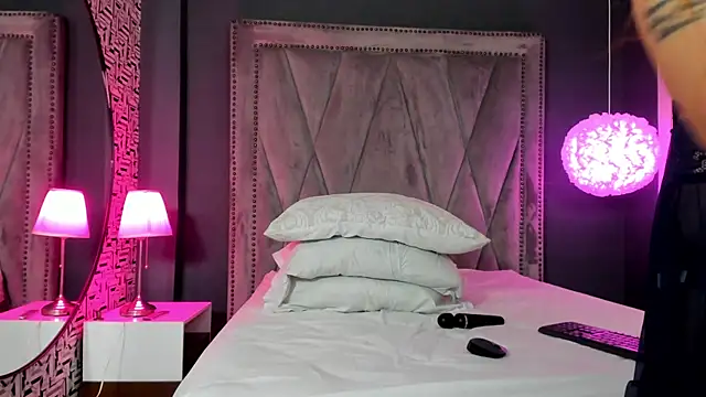 Pamela Johnsonn online show from 01.05.26