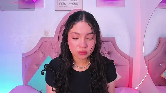 Snapshot of amandalee01 chatting on 09.13.25 amandalee01 online show from 09.13.25