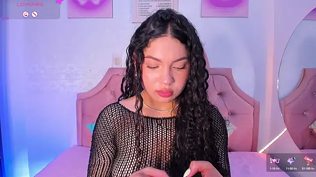 Snapshot of amandalee01 chatting on 09.24.25 amandalee01 online show from 09.24.25