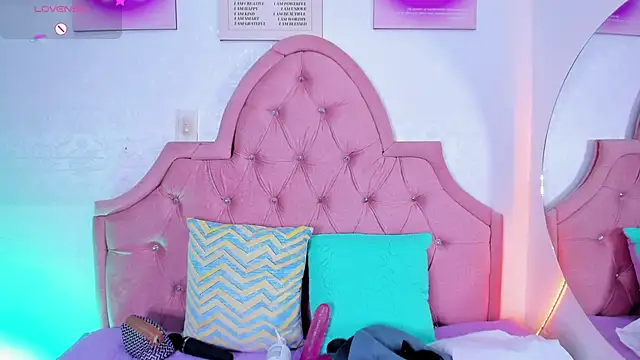 Snapshot of amandalee01 chatting on 11.07.25 amandalee01 online show from 11.07.25