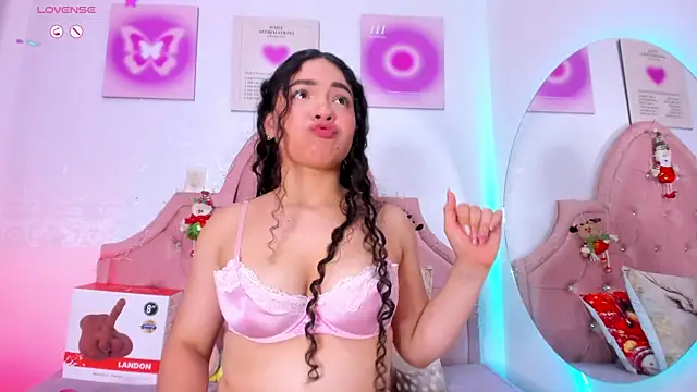 Snapshot of amandalee01 chatting on 11.28.25 amandalee01 online show from 11.28.25