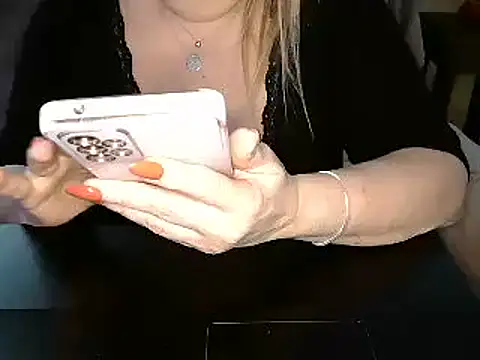 Emmamilfita online show from 01.11.25