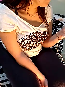 Snapshot of ShadiaStar chatting on 01.22.25 ShadiaStar online show from 01.22.25