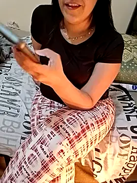 Snapshot of ShadiaStar chatting on 02.24.25 ShadiaStar online show from 02.24.25