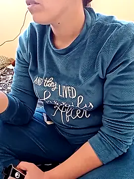 Snapshot of ShadiaStar chatting on 11.25.25 ShadiaStar online show from 11.25.25