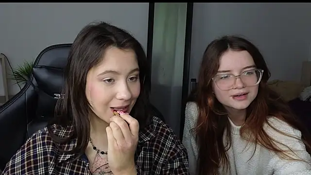 Snapshot of Sonya_Glen chatting on 03.06.25 Sonya Glen online show from 03.06.25