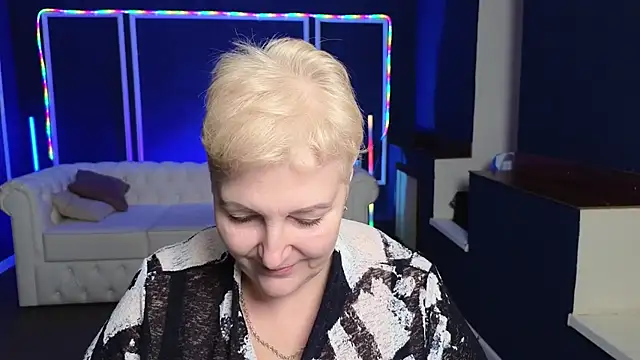 Sandra Snow online show from 02.08.25