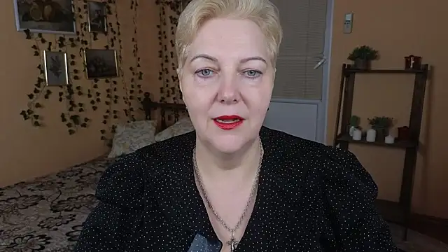 Sandra Snow online show from 02.11.25