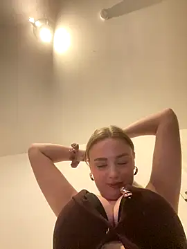 Snapshot of CherryEmmy chatting on 11.28.25 CherryEmmy online show from 11.28.25