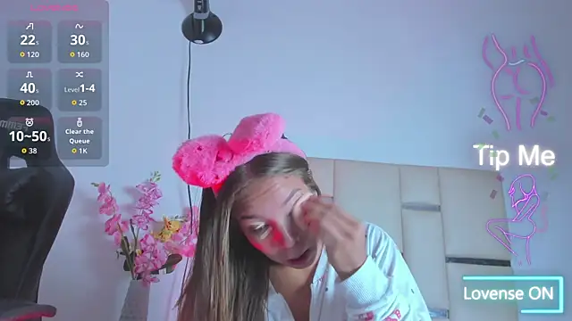 Snapshot of HaleyAmaya chatting on 10.31.25 HaleyAmaya online show from 10.31.25