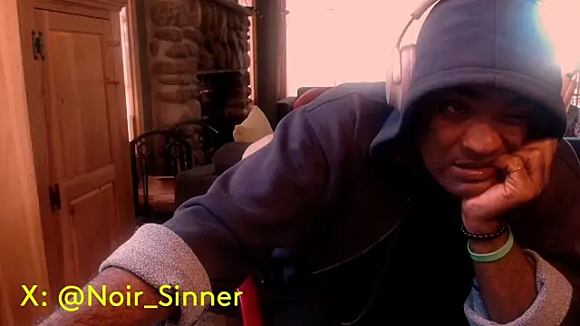 Snapshot of sinnernoir chatting on 10.15.25 sinnernoir online show from 10.15.25