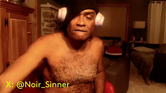 Snapshot of sinnernoir chatting on 10.25.25 sinnernoir online show from 10.25.25