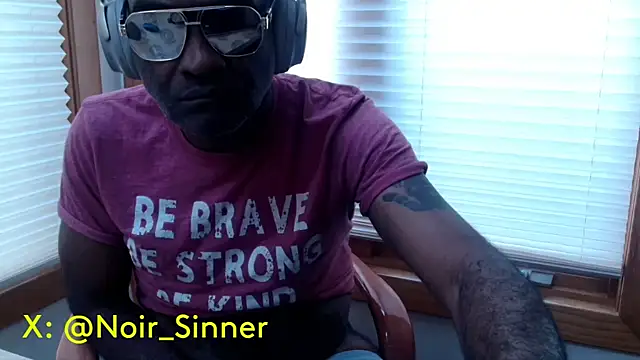 Snapshot of sinnernoir chatting on 11.02.25 sinnernoir online show from 11.02.25