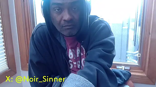 Snapshot of sinnernoir chatting on 11.03.25 sinnernoir online show from 11.03.25