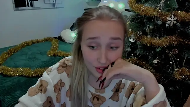 Snapshot of LinaTruly chatting on 12.25.24 LinaTruly online show from 12.25.24