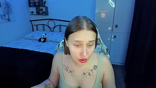 Snapshot of LinaTruly chatting on 12.01.25 LinaTruly online show from 12.01.25