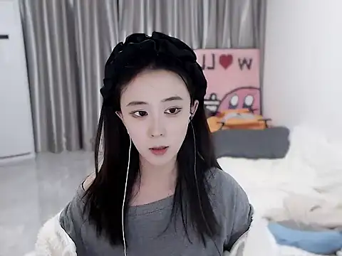 Snapshot of LOLO-yaya chatting on 12.13.24 LOLO-yaya online show from 12.13.24