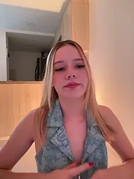 Snapshot of NicoleCut chatting on 02.27.25 NicoleCut online show from 02.27.25