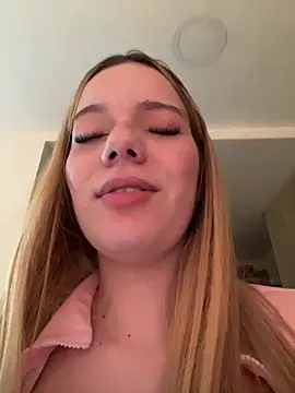 Snapshot of NicoleCut chatting on 03.02.25 NicoleCut online show from 03.02.25