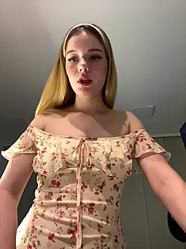 Snapshot of NicoleCut chatting on 09.25.25 NicoleCut online show from 09.25.25