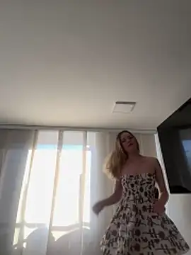 Snapshot of NicoleCut chatting on 10.29.25 NicoleCut online show from 10.29.25