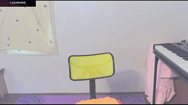 Snapshot of _hellostormy_ chatting on 04.19.26 hellostormy online show from 04.19.26