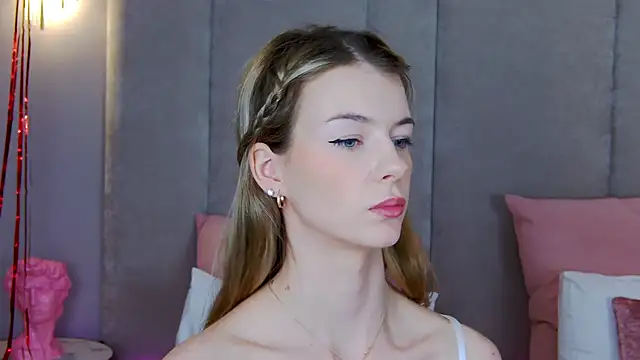 Snapshot of MeganMour chatting on 02.16.25 MeganMour online show from 02.16.25