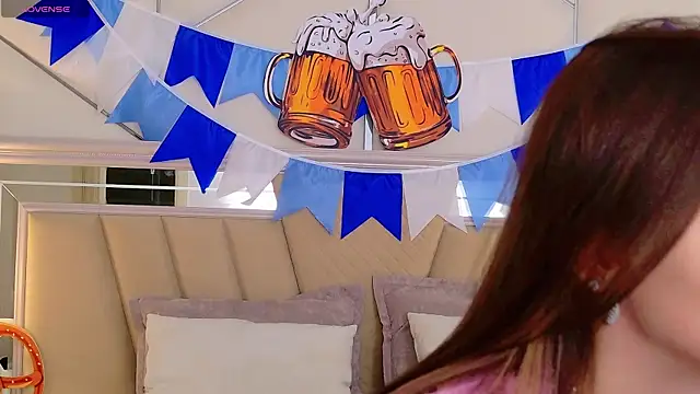 Snapshot of MeganMour chatting on 09.27.25 MeganMour online show from 09.27.25