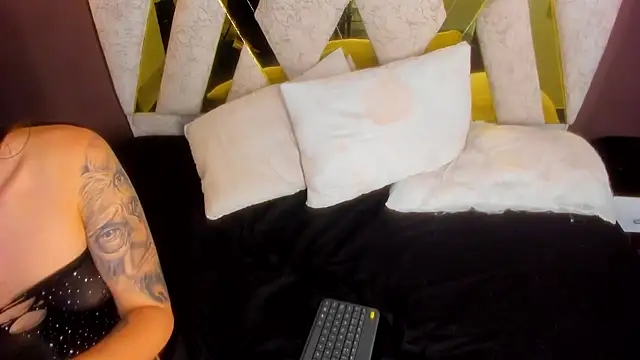 Snapshot of Amelia_lorenz chatting on 12.24.24 Amelia lorenz online show from 12.24.24