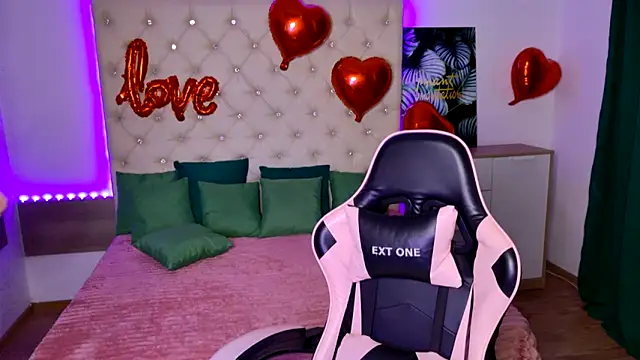 Snapshot of KattieSims chatting on 02.05.25 KattieSims online show from 02.05.25