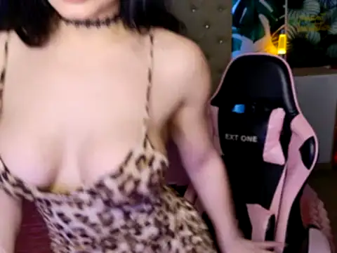 Snapshot of KattieSims chatting on 02.24.25 KattieSims online show from 02.24.25