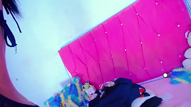 Snapshot of Theylor_Rouse chatting on 10.25.25 Theylor Rouse online show from 10.25.25